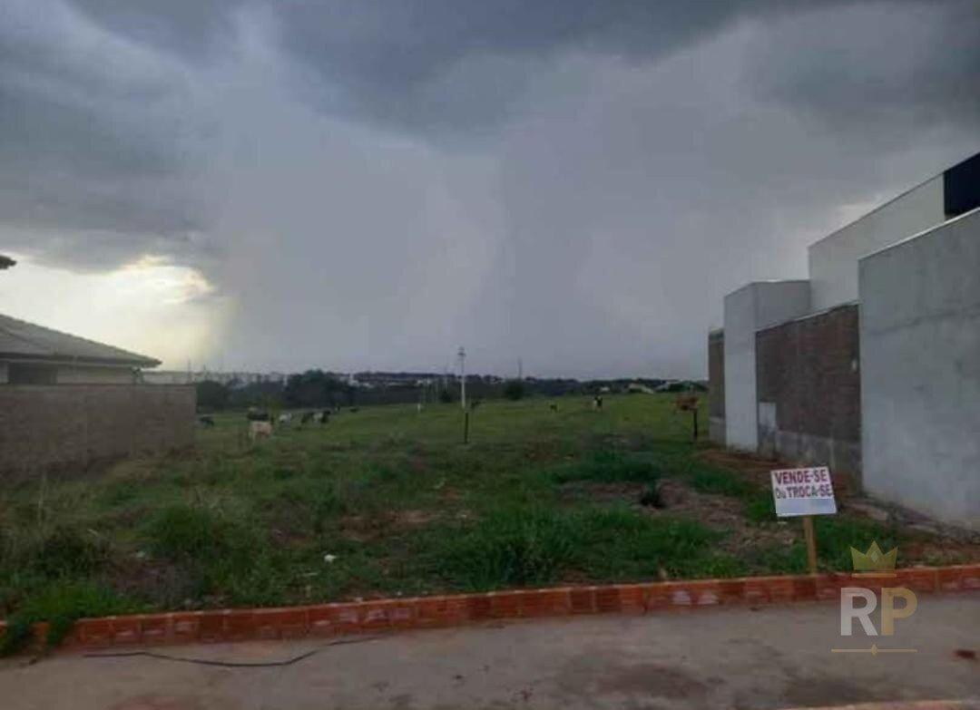 Terreno visto da calçada, entre as casas vizinhas, no Morada Real — Terreno em São José do Rio Preto
