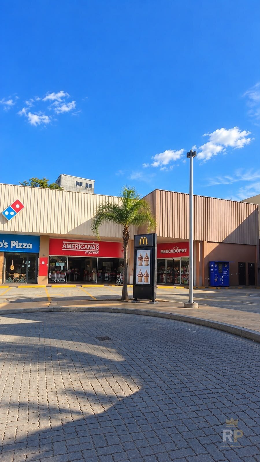 Fachada das lojas, com a Americanas e o totem do McDonald’s — Imóvel Comercial em São Paulo